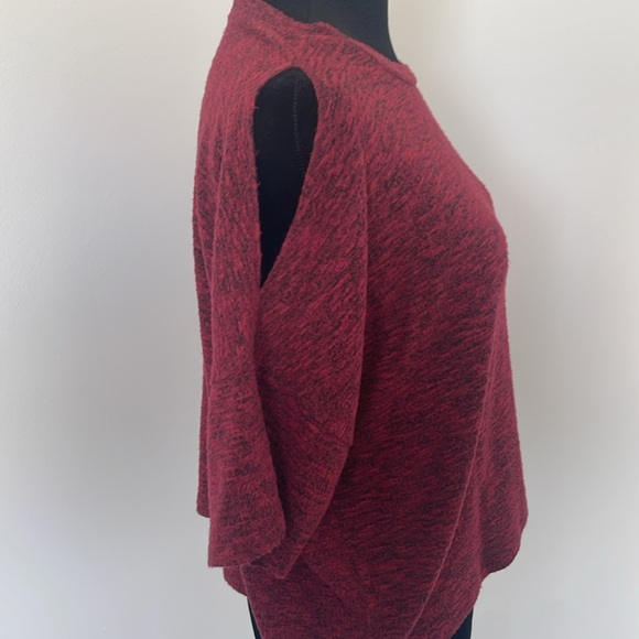 Michelle USA Maroon Cold Shoulder Short Sleeve Top Size Small - Picture 2 of 4